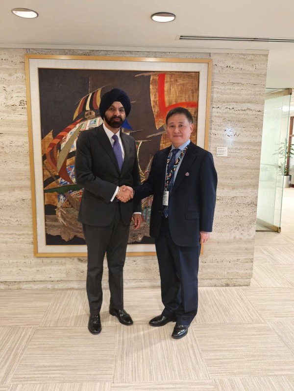 凯狮优配 中国人民银行行长潘功胜会见世界银行行长彭安杰